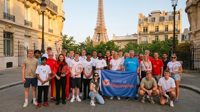 World of Discoveries Un grupo de turistas del Abierto de Francia de 2027 posando con raquetas de tenis cerca de la Torre Eiffel, en París.