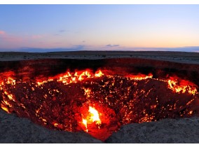 Vea el impresionante cráter de gas en llamas en la escasa grandeza